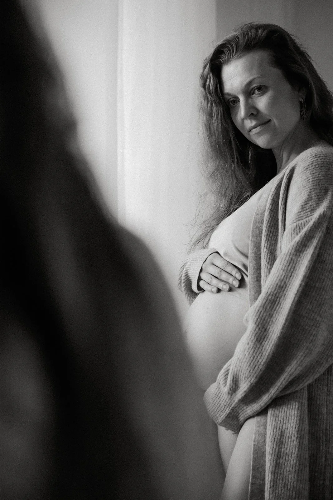 Odotusajankuvausta studiolla pehmeässä valossa.