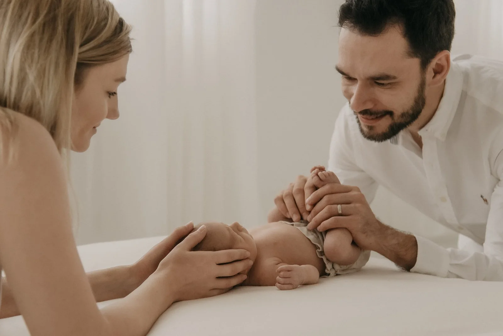 Vastasyntyneen kuvaus studiolla. Kuvan on ottanut vauvakuvaaja Heidi Väisänen.