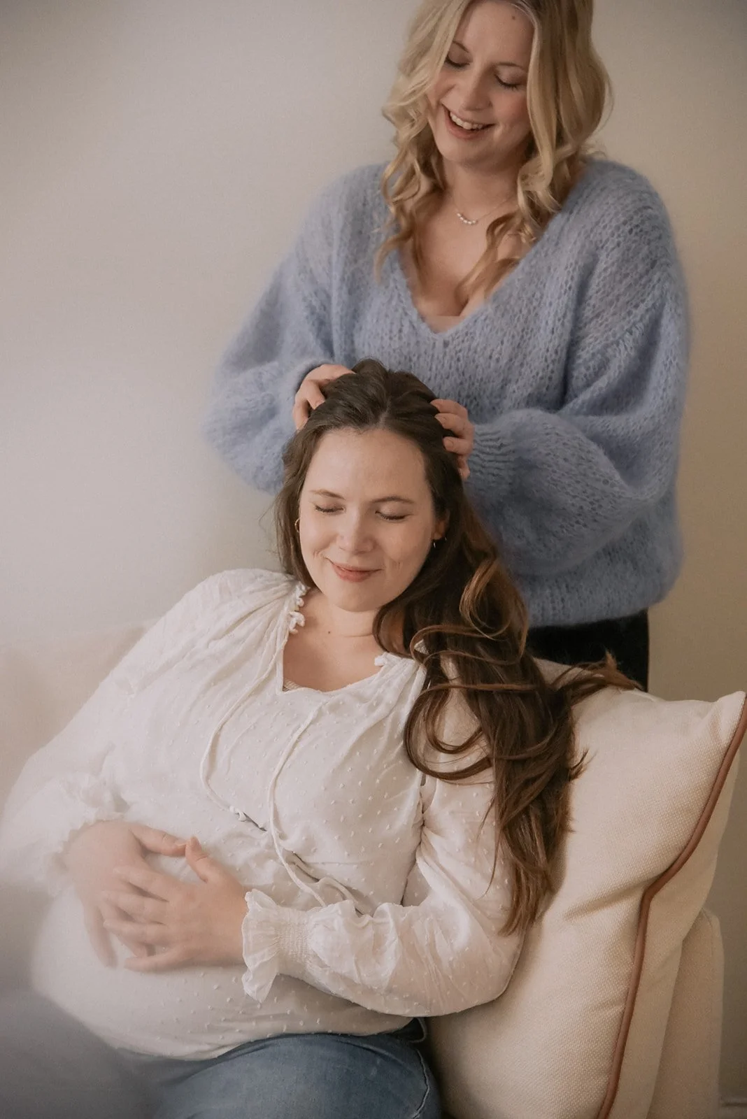 Brändikuvaus, doula työssään, hieroo odottavan äidin päätä.