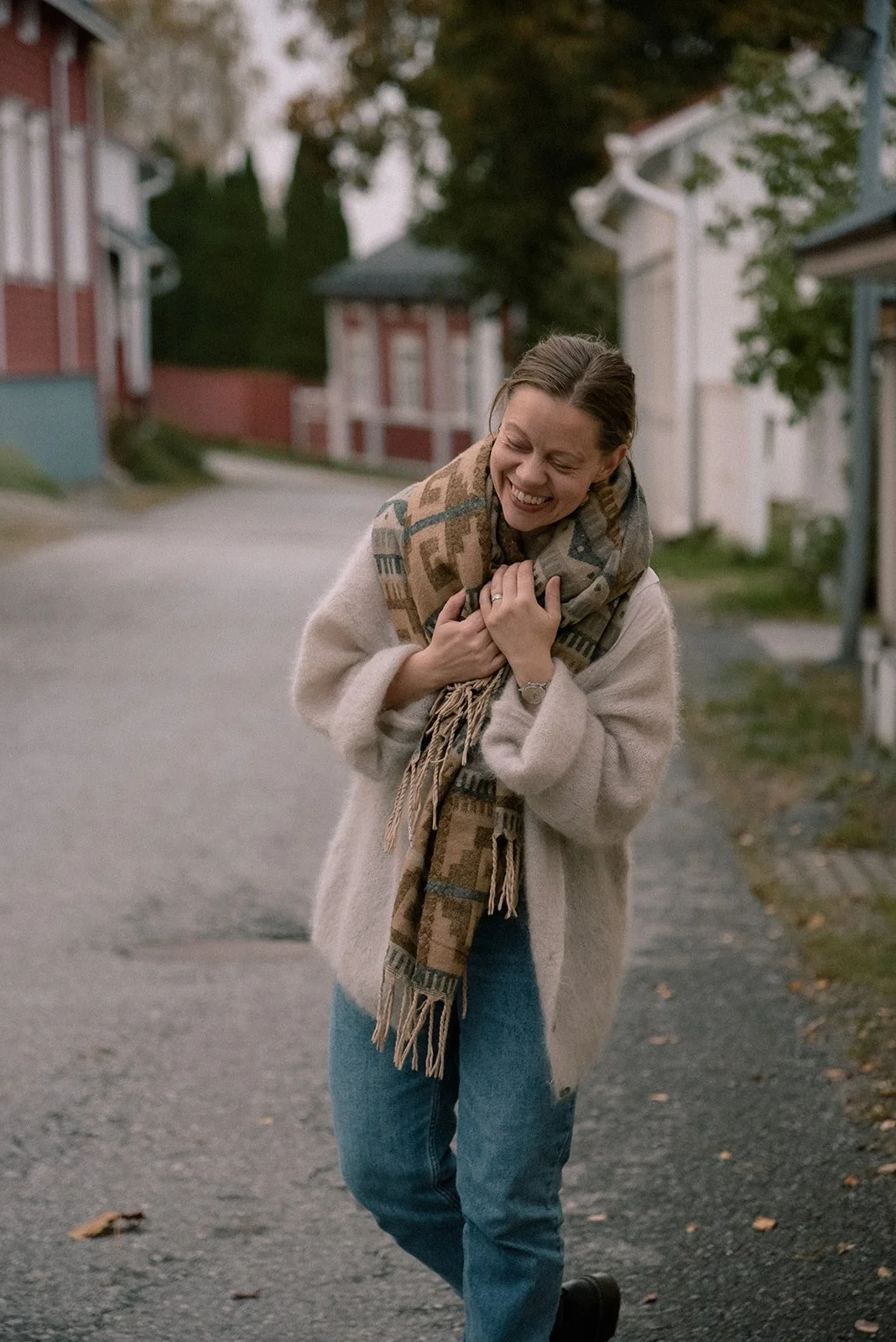 Brändikuvaus, yrittäjä kävelee iloisena kaupunkimiljöössä.