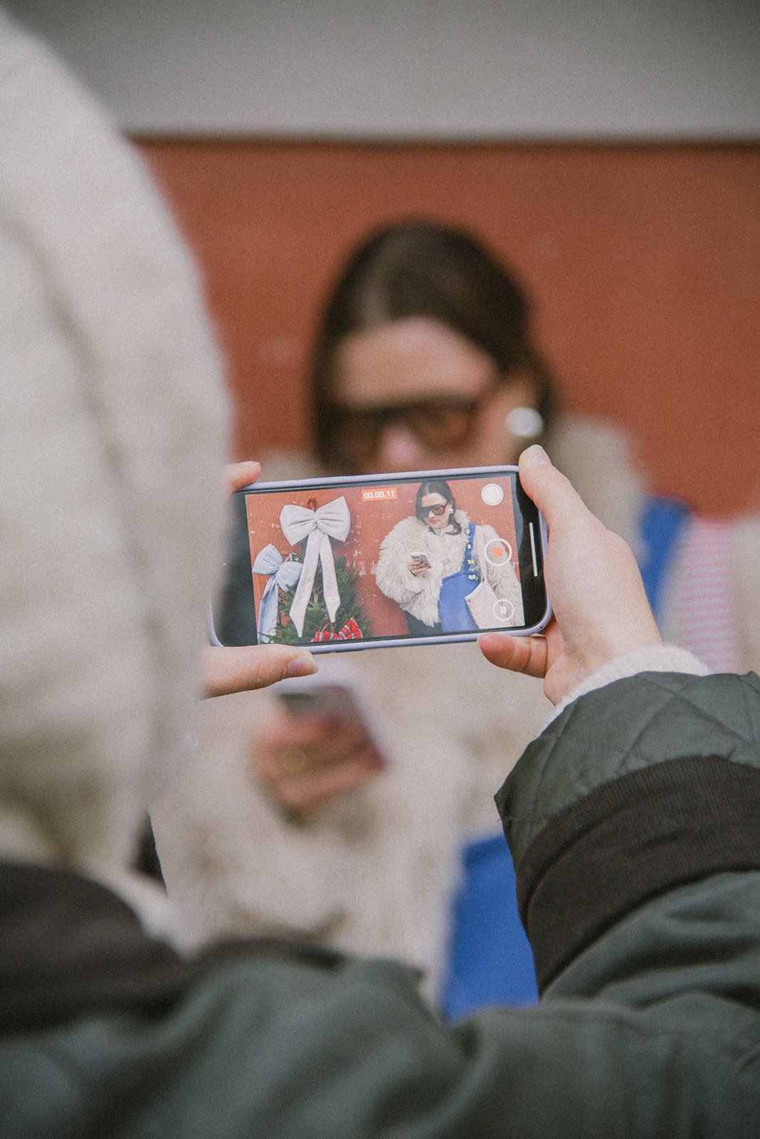 Edlan yrittäjästä otetaan kuvaa kännykällä.