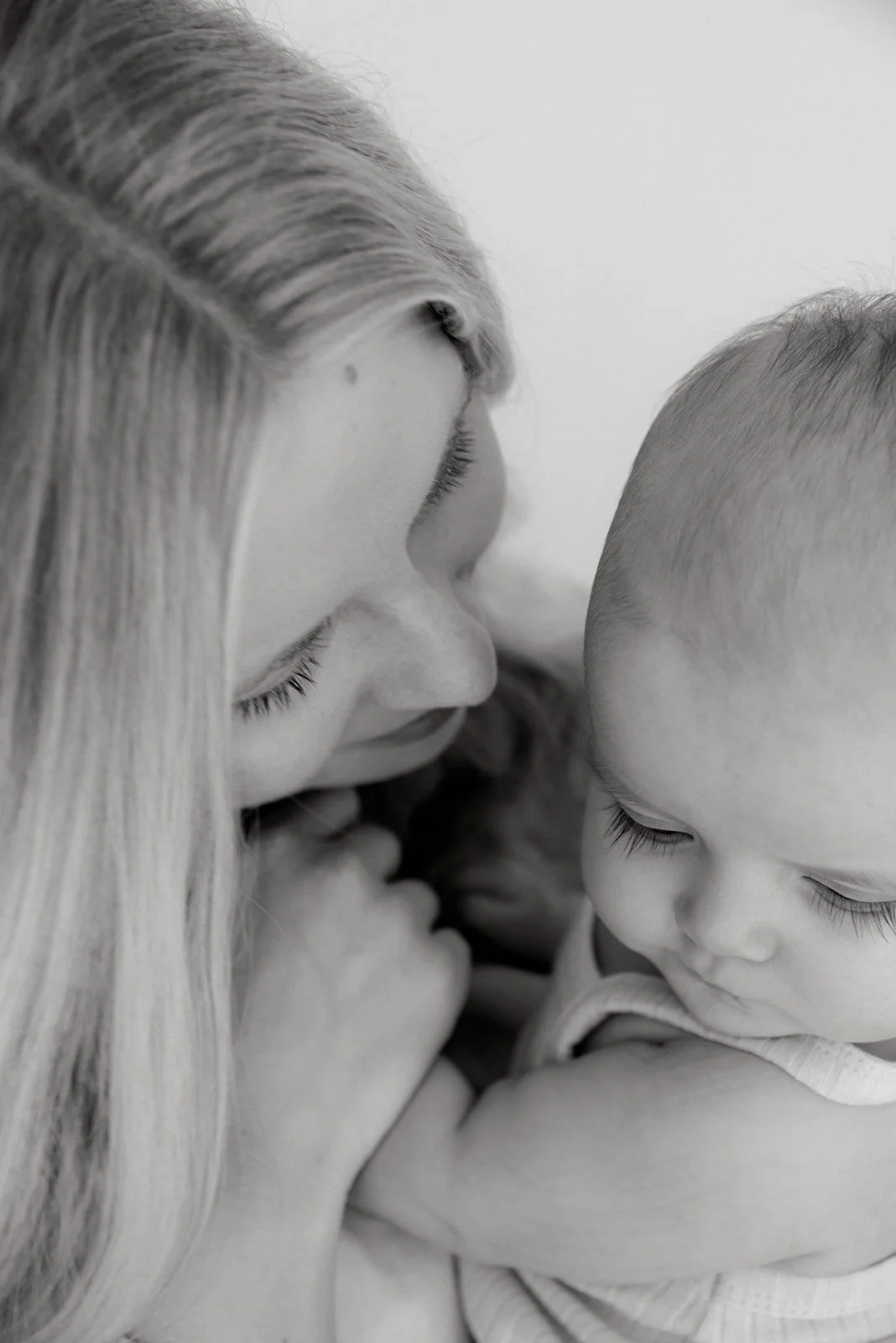 Mustavalkoisessa muotokuvassa äiit ja lapsi.