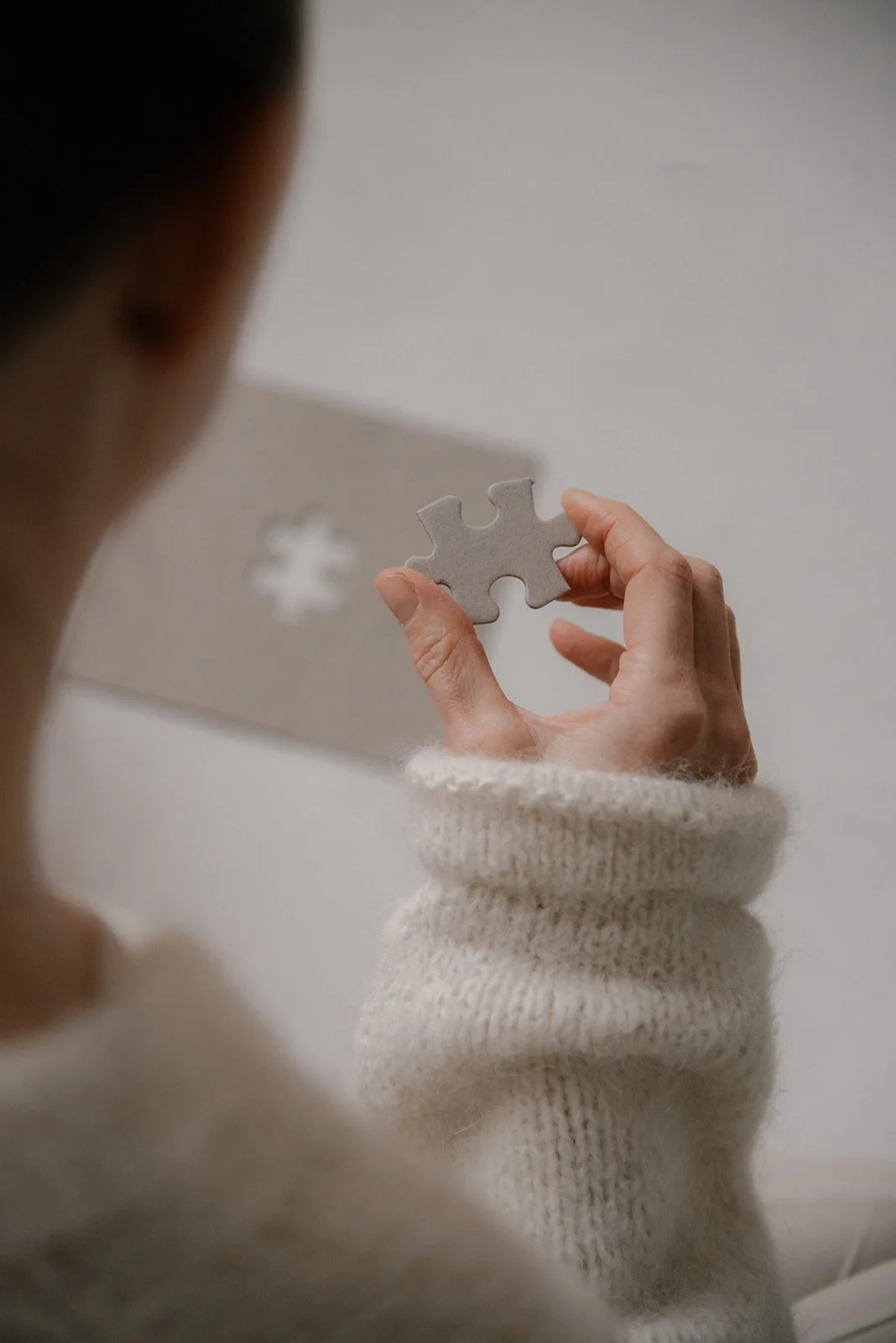 Naisyrittäjä pitelee käsissään palapelin puuttuvaa palaa. Kuvannut brändikuvaaja Heidi Väisänen.