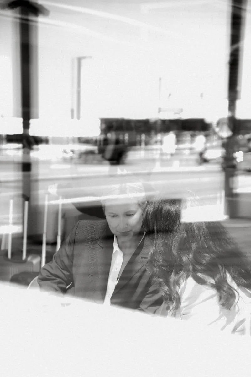 Mustavalkoisessa kuvassa kaksi naisyrittäjää. Kuvannut brändikuvaaja Heidi Väisänen.