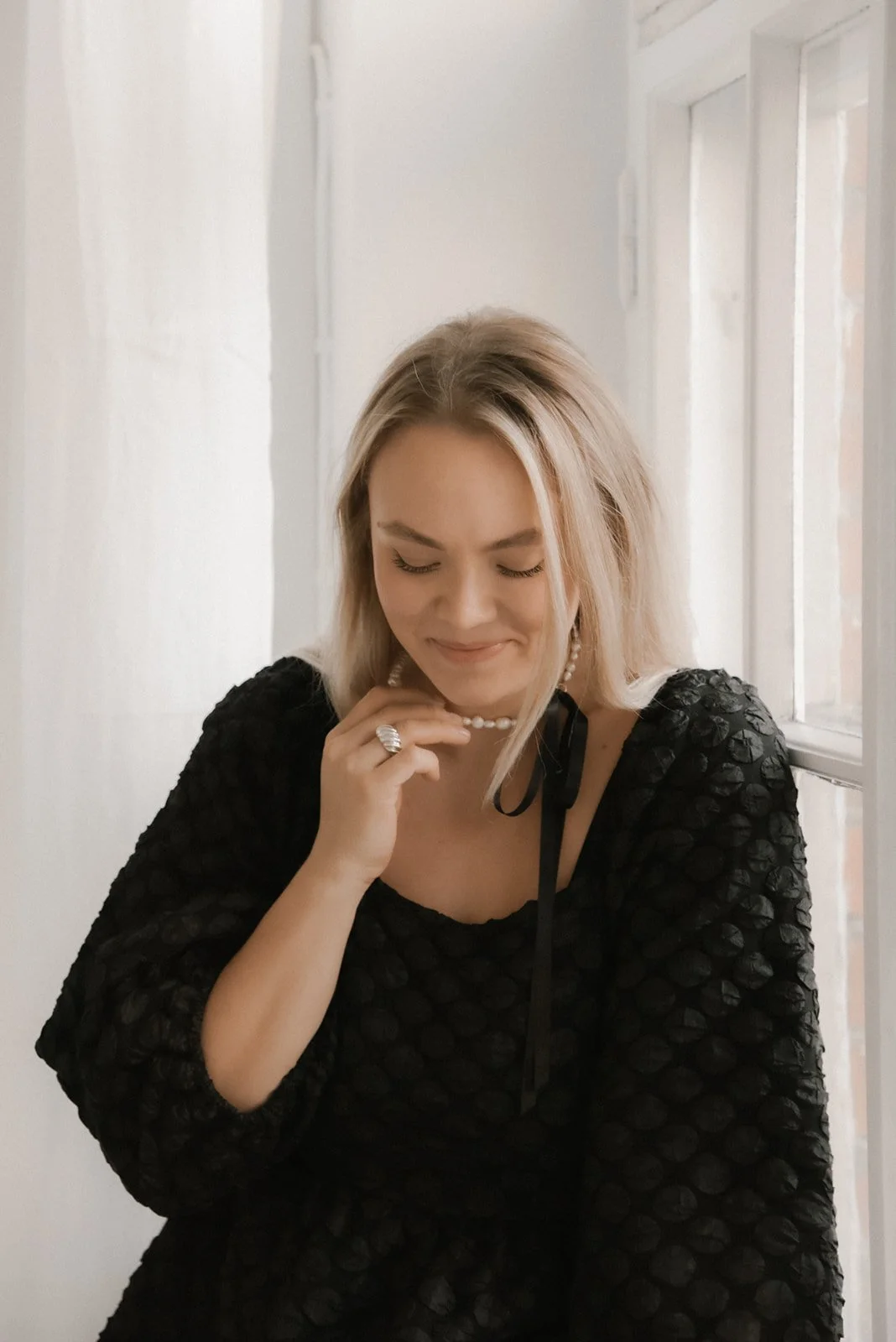 Koruyrittäjän brändikuvaus valoisassa studiossa.