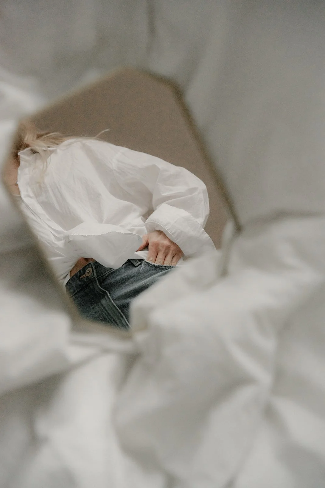 Peilin kautta otettu valokuva, jossa näkyy hieman Vaumiin yrittäjää. Kuvannut brändikuvaaja Heidi Väisänen.