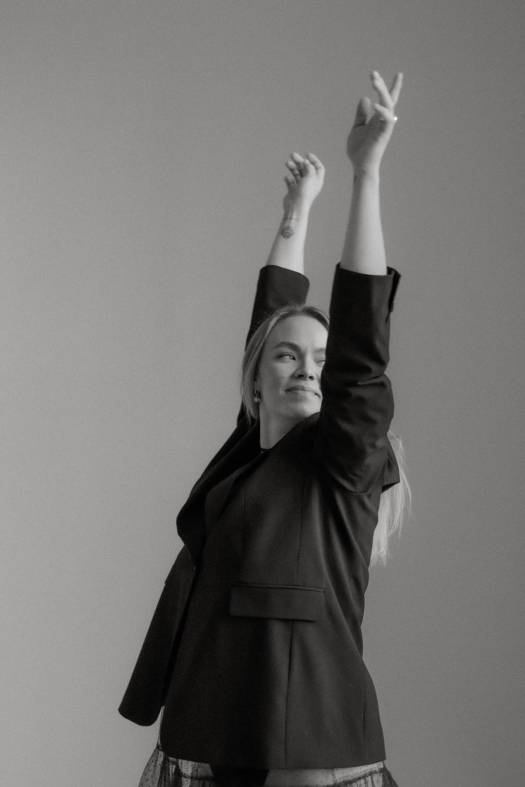 Mustavalkoinen henkilökuva naisyrittäjä Jenni Boughanmista.