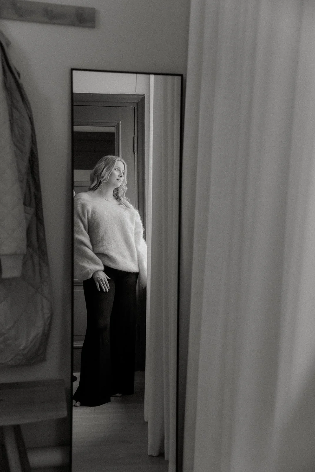 Mustavalkoinen peilin kautta otettu henkilökuva doula Jutta Alasesta.