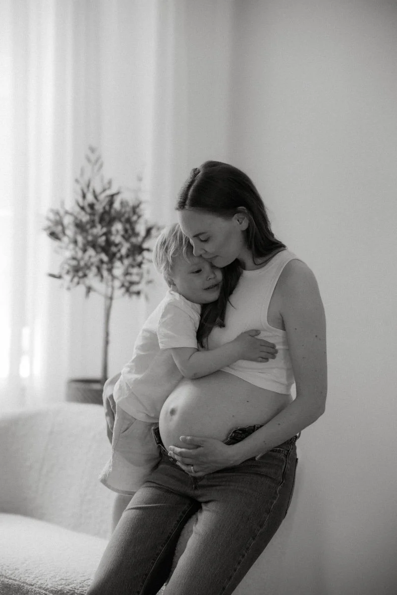 Heidi Väisänen odotusajan kuvaus portfolio. Odottava äiti studiolla pieni poika sylissään.