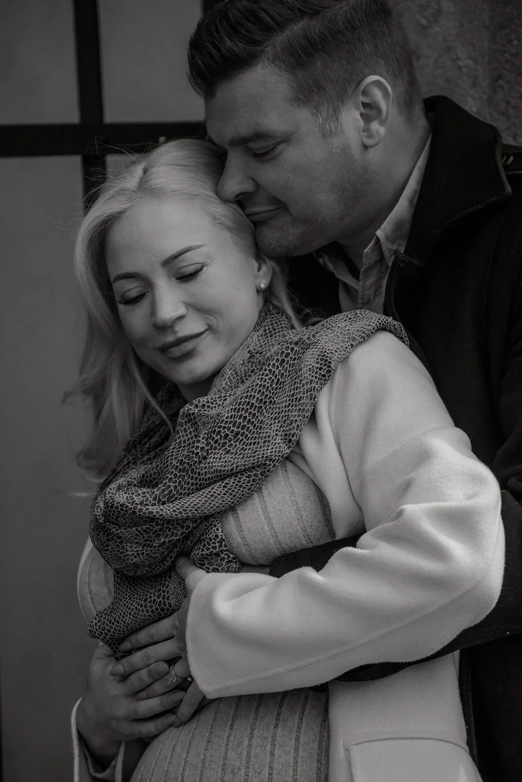 Pariskunta mustavalkokuvassa. Rakkauskuvaus Espoo.