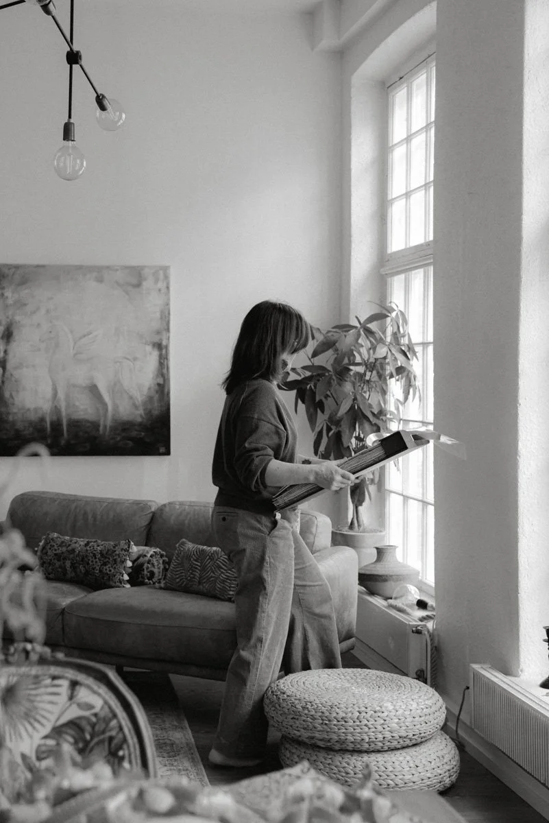 Mustavalkoinen henkilökuva yrittäjä Virve Taljavirtasta. Kuvannut brändikuvaaja Heidi Väisänen.