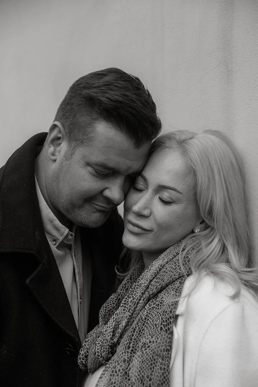 Pariskunnan klassinen muotokuva. Kuvannut Heidi Väisänen.