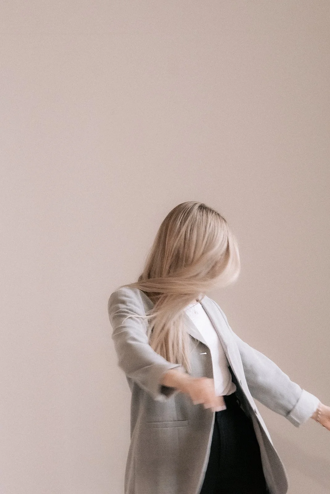 Nainen heiluu kameran edessä iloisissa tunnelmissa. Kuvannut yrityskuvaaja Heidi Väisänen.