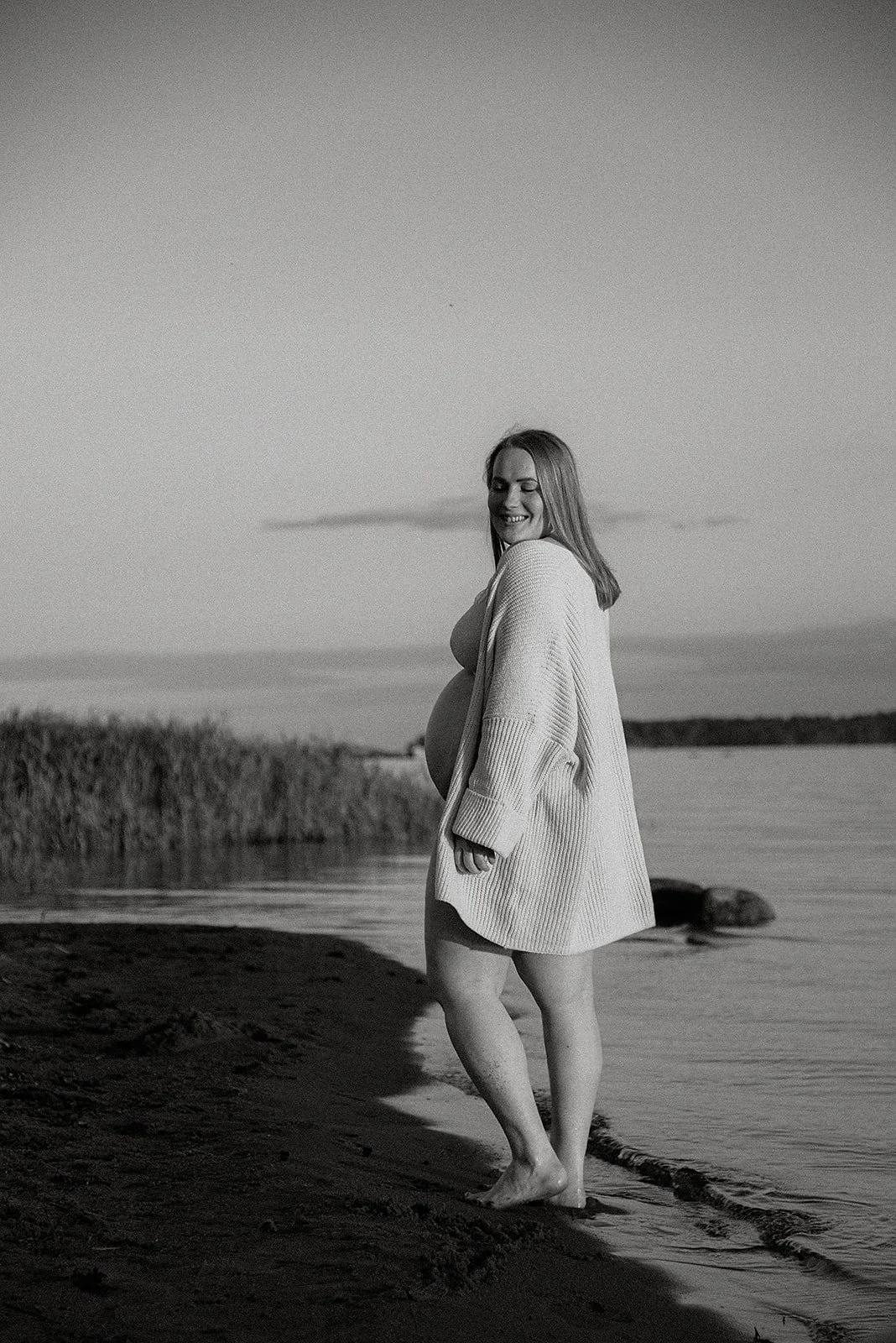 Odotusajankuvaus veden äärellä.