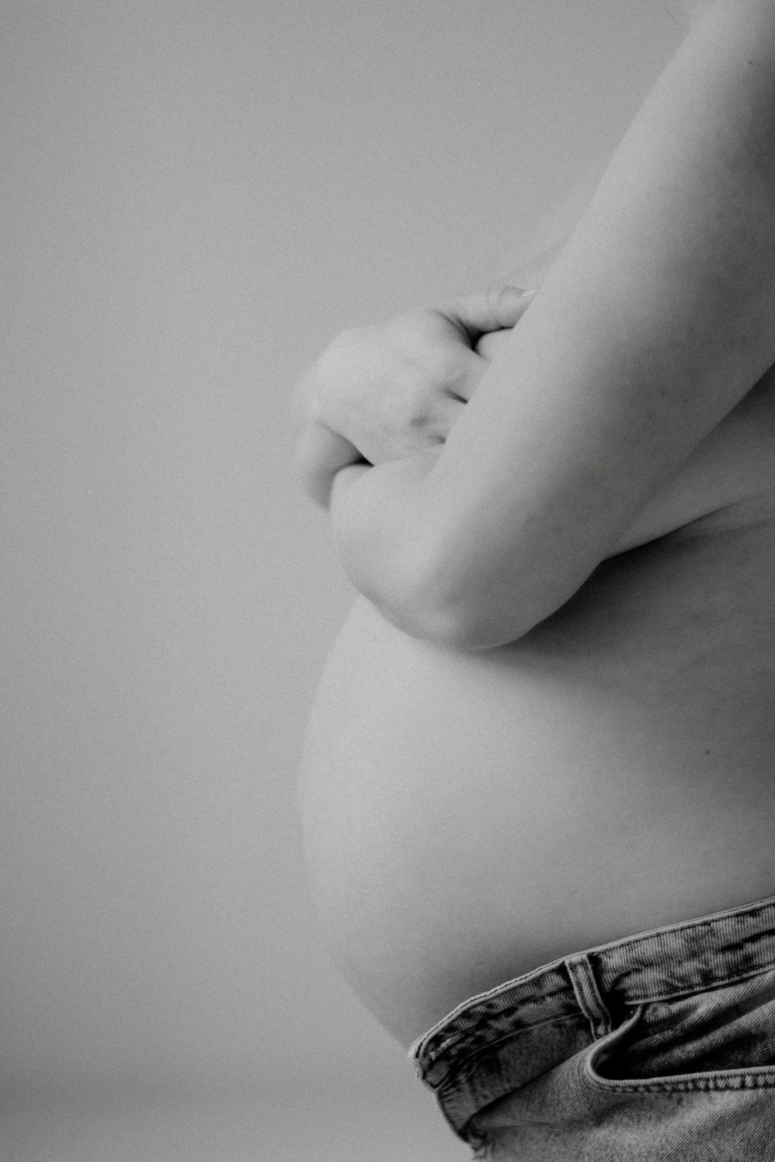 Mustavalkoinen kuva odottavasta äidistä. Raskauskuvaus on toteuttu Heidi Väisänen studiossa.