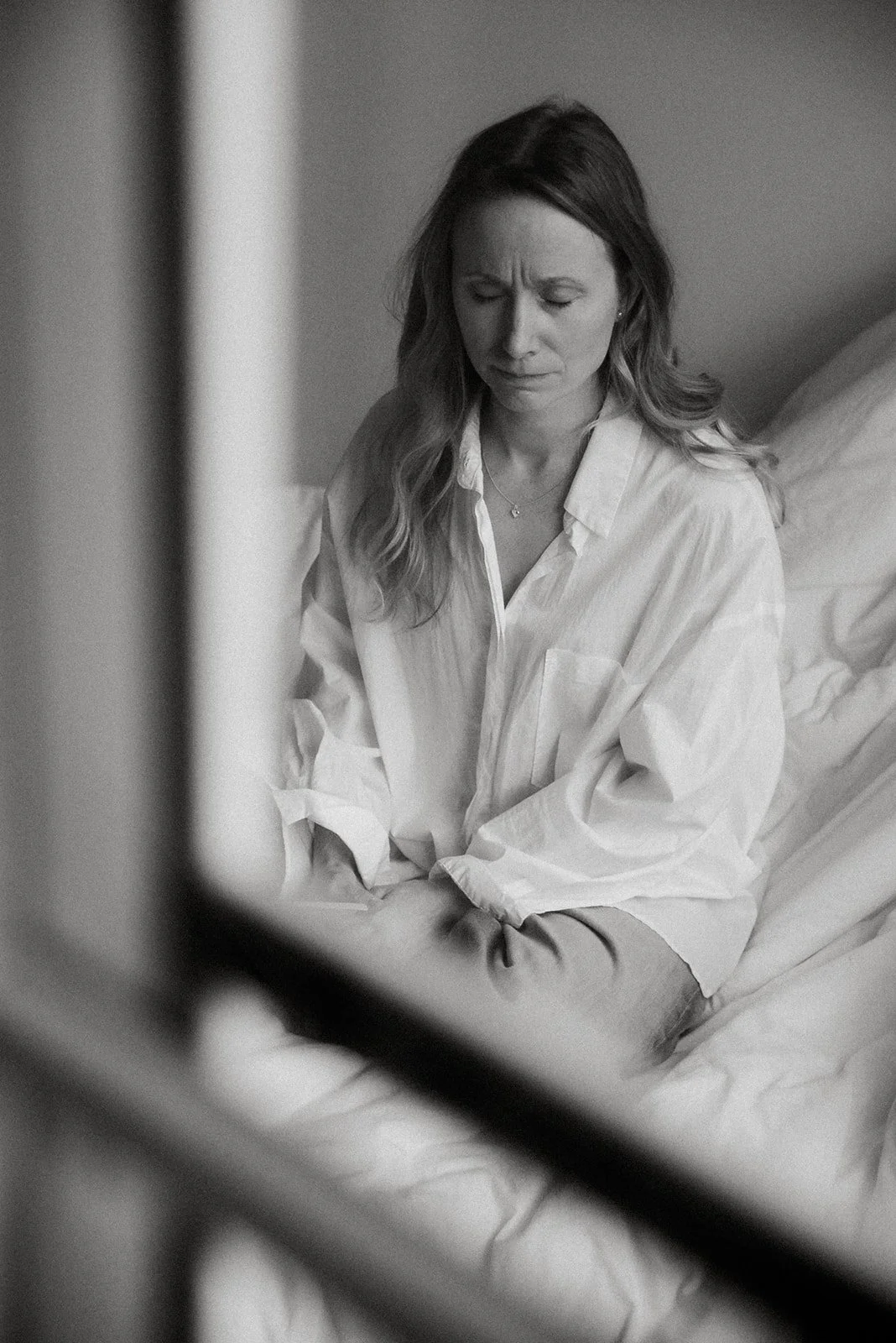 Vaumiin brändikuvaus. Vakavailmeinen yrittäjä istuu sängyllä.