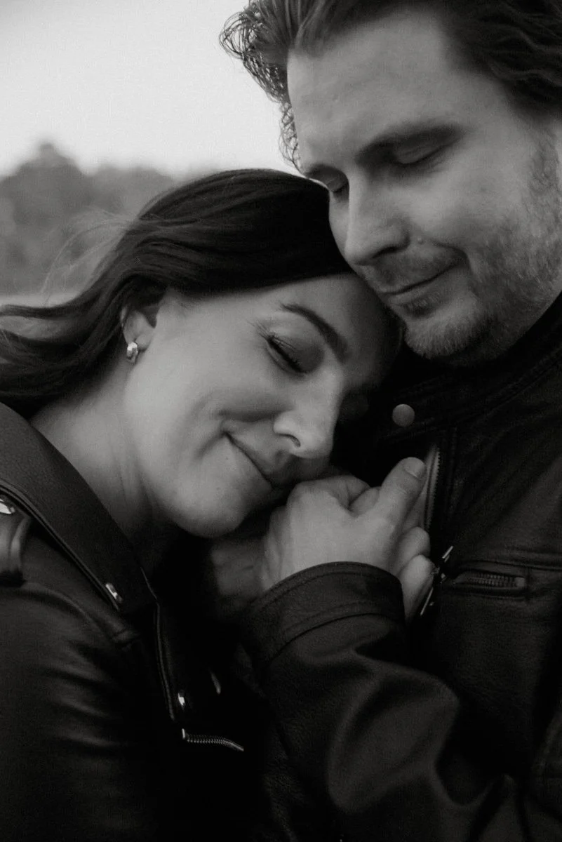 Lämmin ja tunnelmallinen pariskuntakuva. Rakkauskuvaus Helsinki.