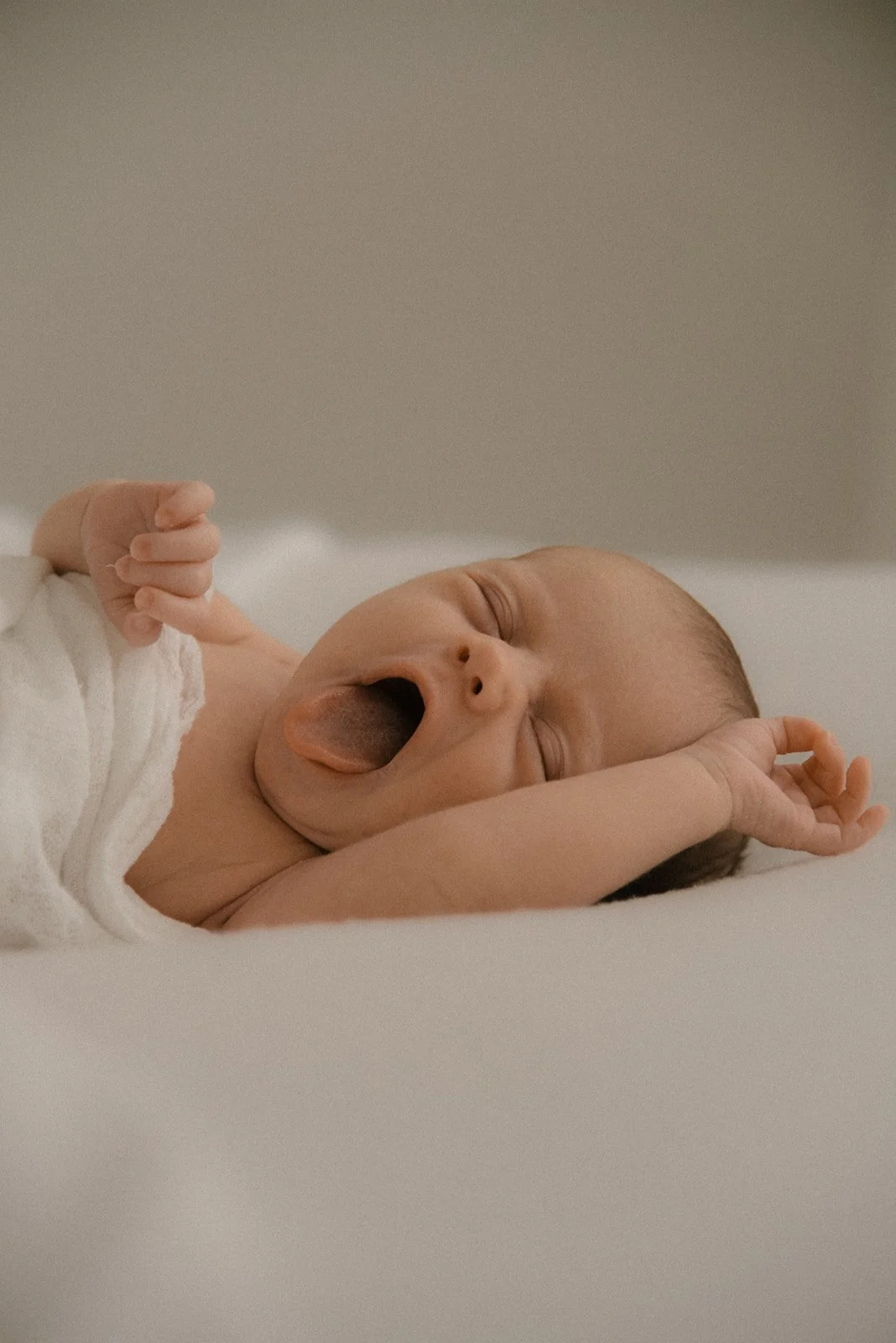 Vastasyntyneen kuvaus luonnonvaloa tulvivassa studiossa.