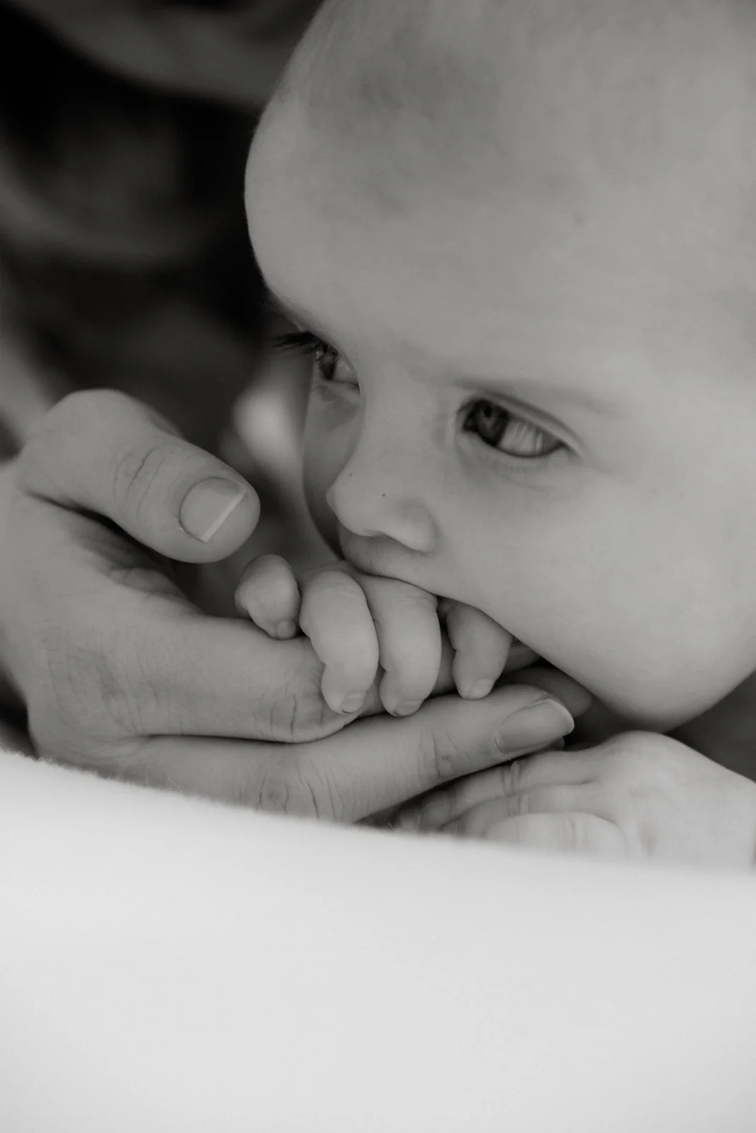 Vauva ja äiti valokuvaajan kuvattavana.