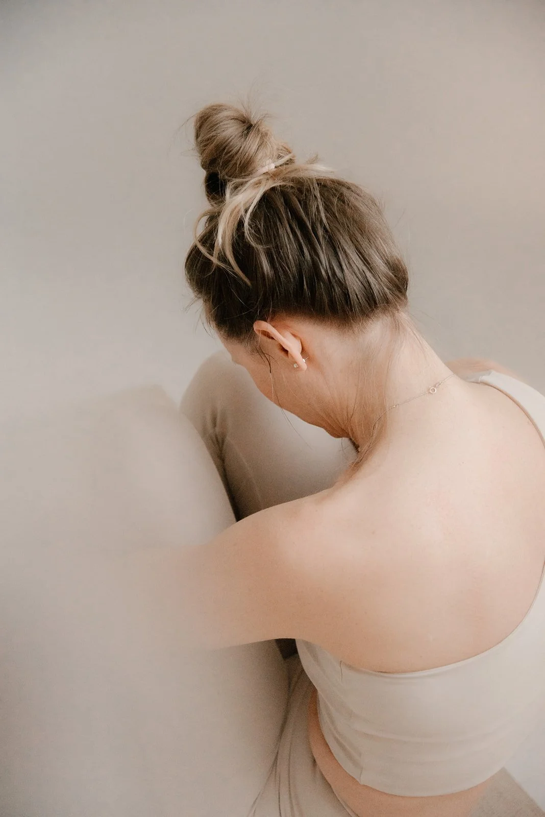 Yrittäjä Miia Vauhkonen harmonisessa vaatetuksessa.