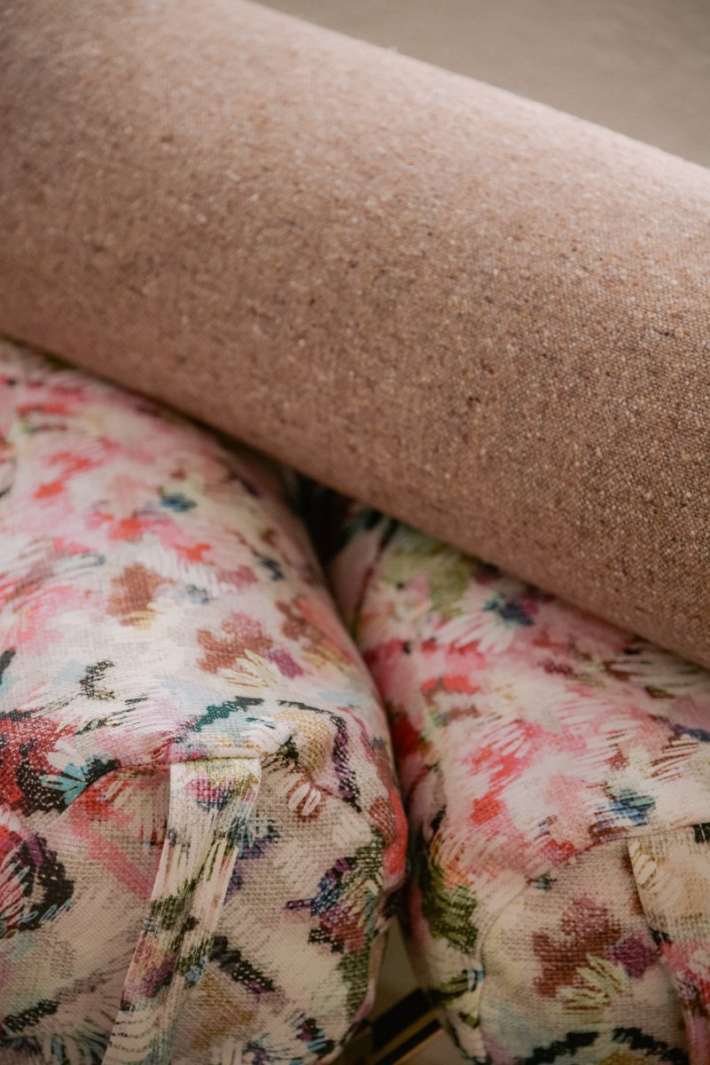 Värikkäitä tyynyjä kasassa. Tuotekuvaus Verhoomo Vanhan Viehätykselle.