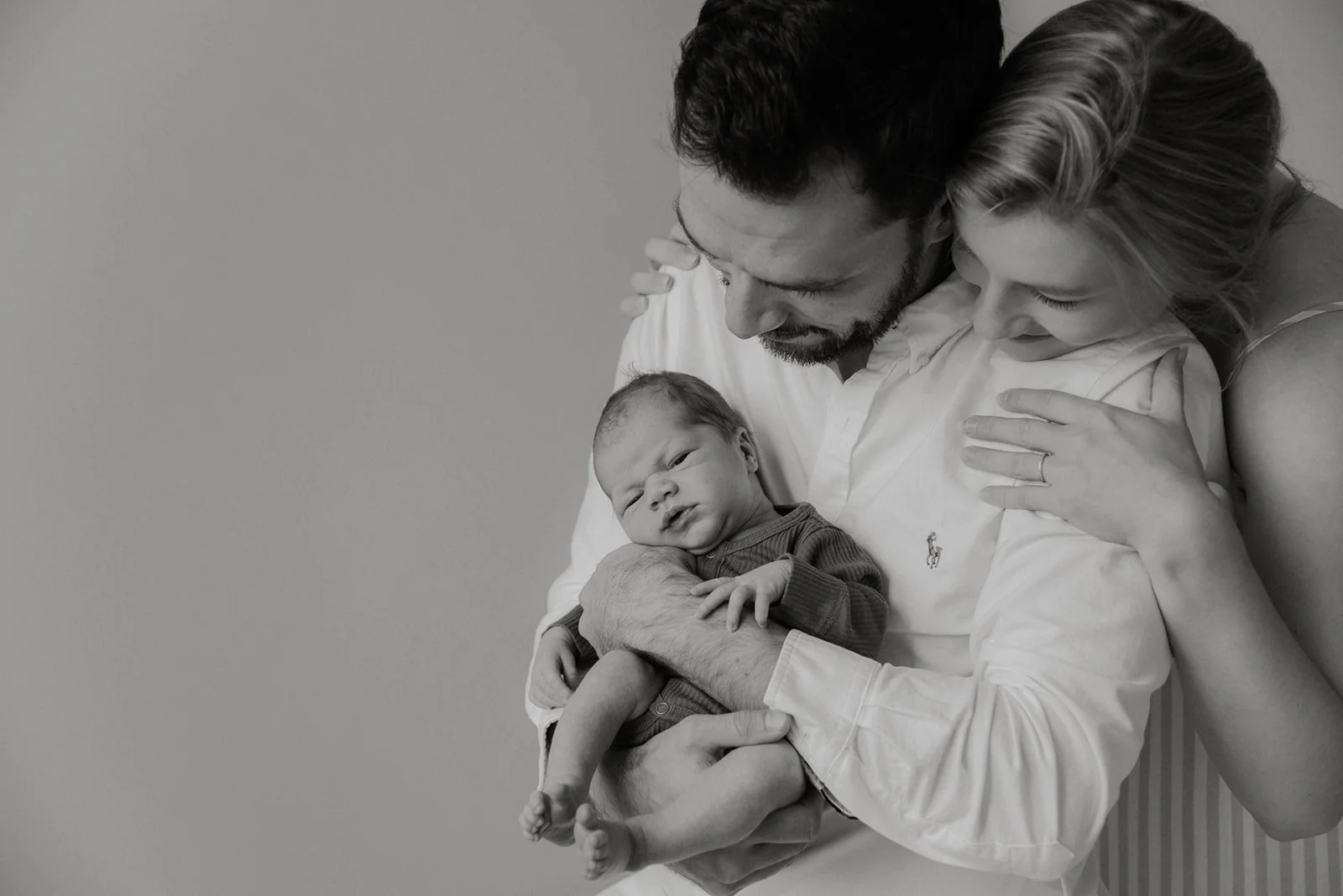 Vastasyntyneen ensihetket ja vauvakuvaus valokuvaaja Heidi Väisäsen studiolla Keravan Saviossa.