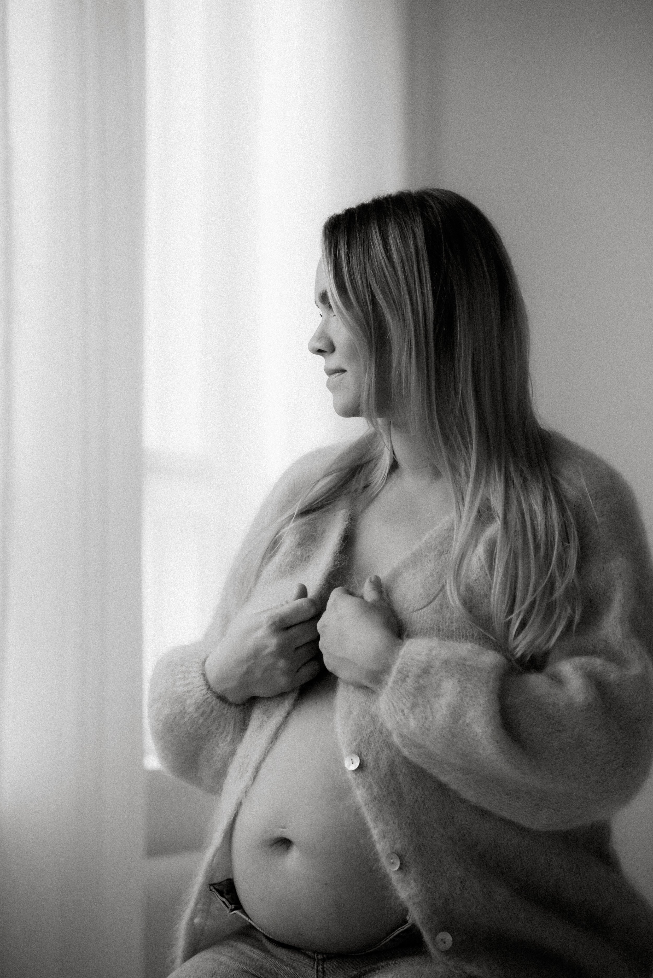 Odotusajankuvaus studiossa. Kuvan on ottanut raskausajankuvaaja Heidi Väisänen.