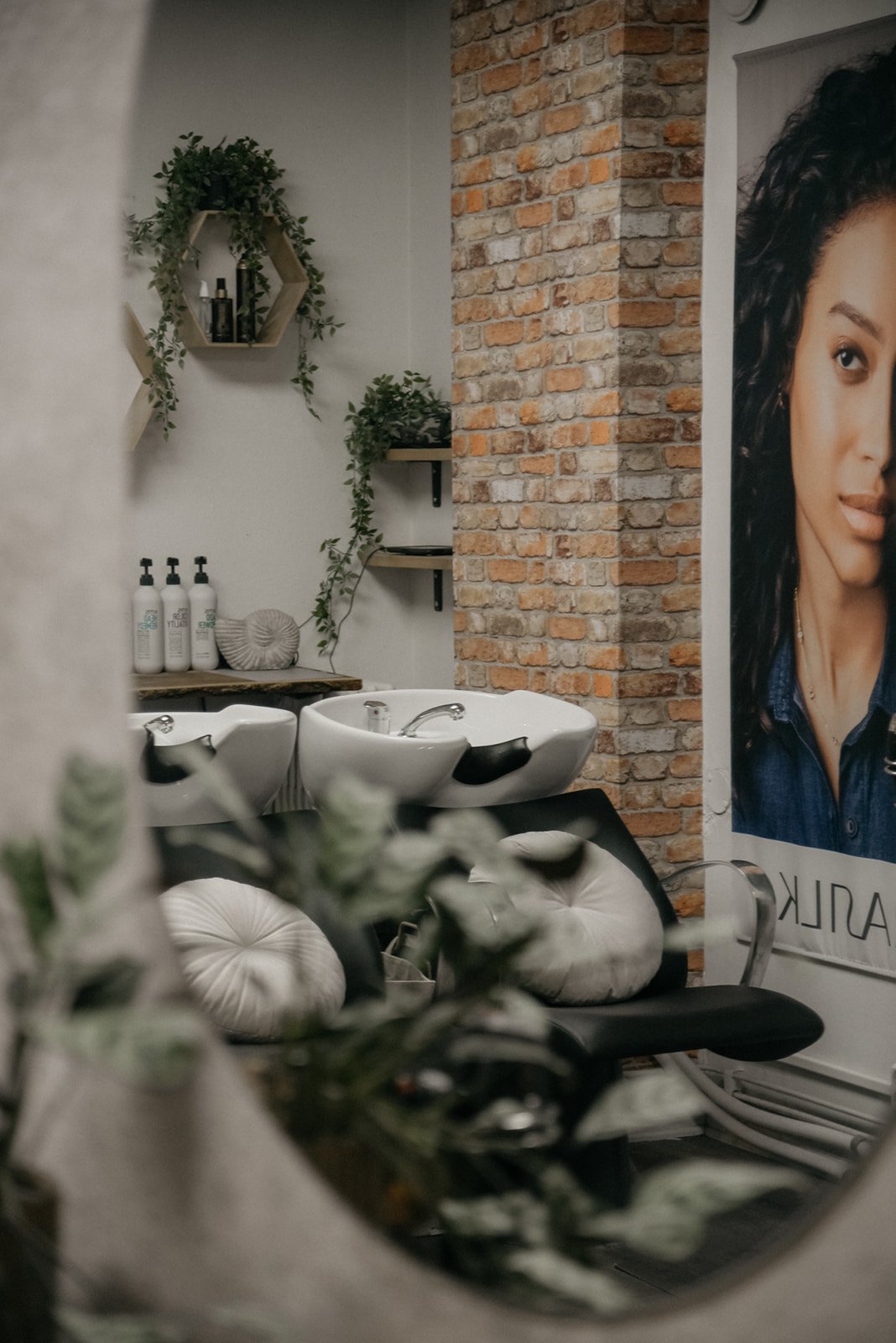 Yrityskuvaukset kampaamossa, kampanjan pesupaikka.