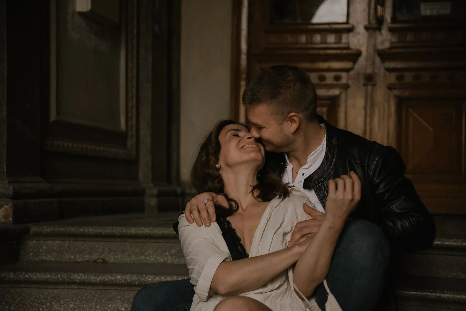 Pariskunnan läheinen ja lempeä muotokuva. Rakkauskuvaus Helsinki. Valokuvaaja Heidi Väisänen.