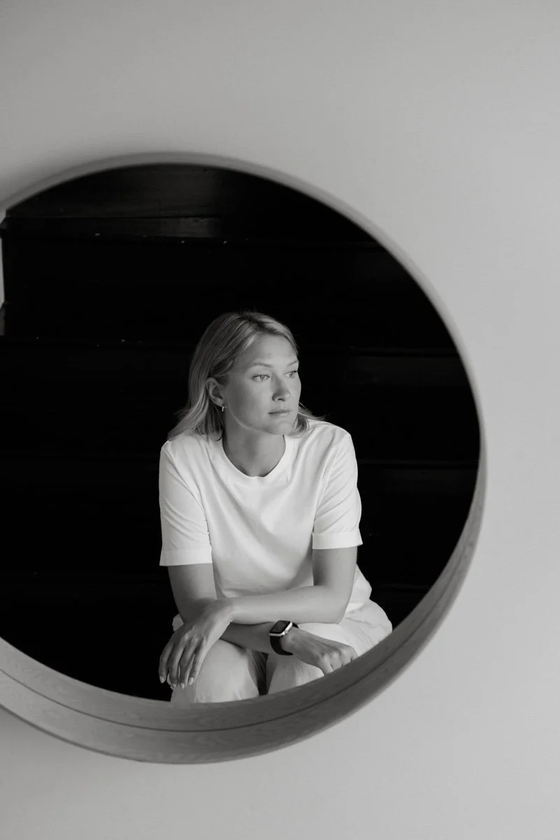 Neam Societyn yrittäjä kuvattuna peilin kautta.