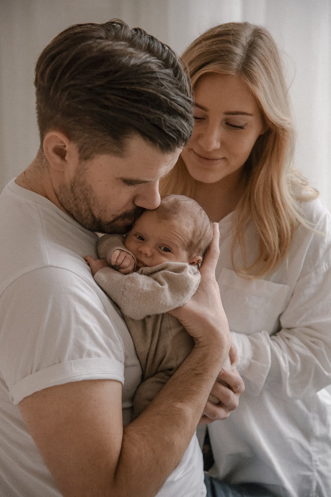 Vastasyntyneen kuvaus luonnonvaloa tulvivassa studiossa.