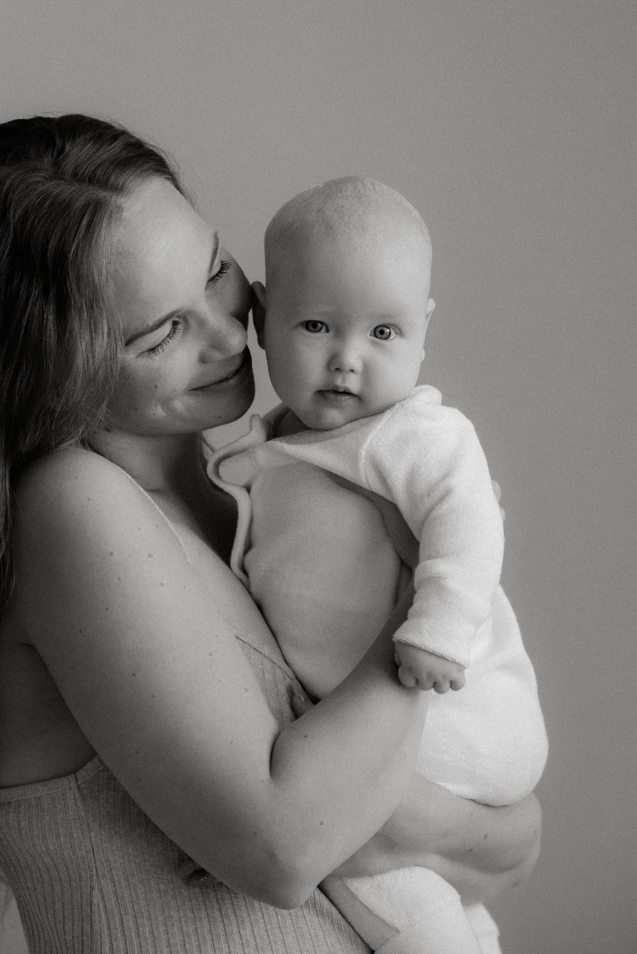 Heidi Väisänen kuvaa äitiä ja hänen lastaan.