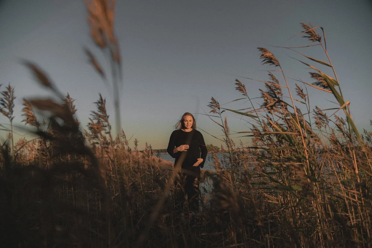 Heidi Väisäsen toteuttama raskausajankuvaus miljöössä.