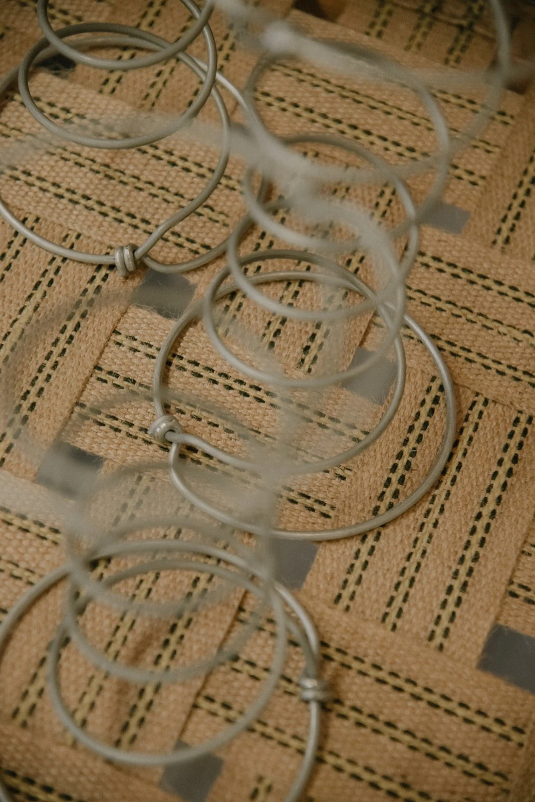 Verhoiluliike Eklundin brändikuvaus. Kuvassa huonekalujen jousia.