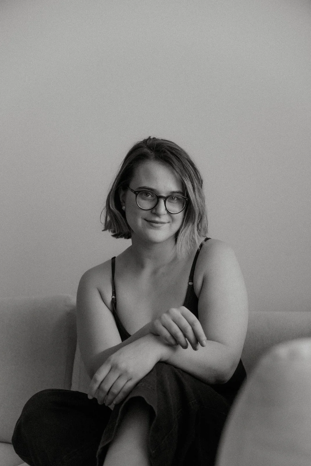 Nainen kuvattuna omalla kotisohvalla. Perhekuvaus Espoo.