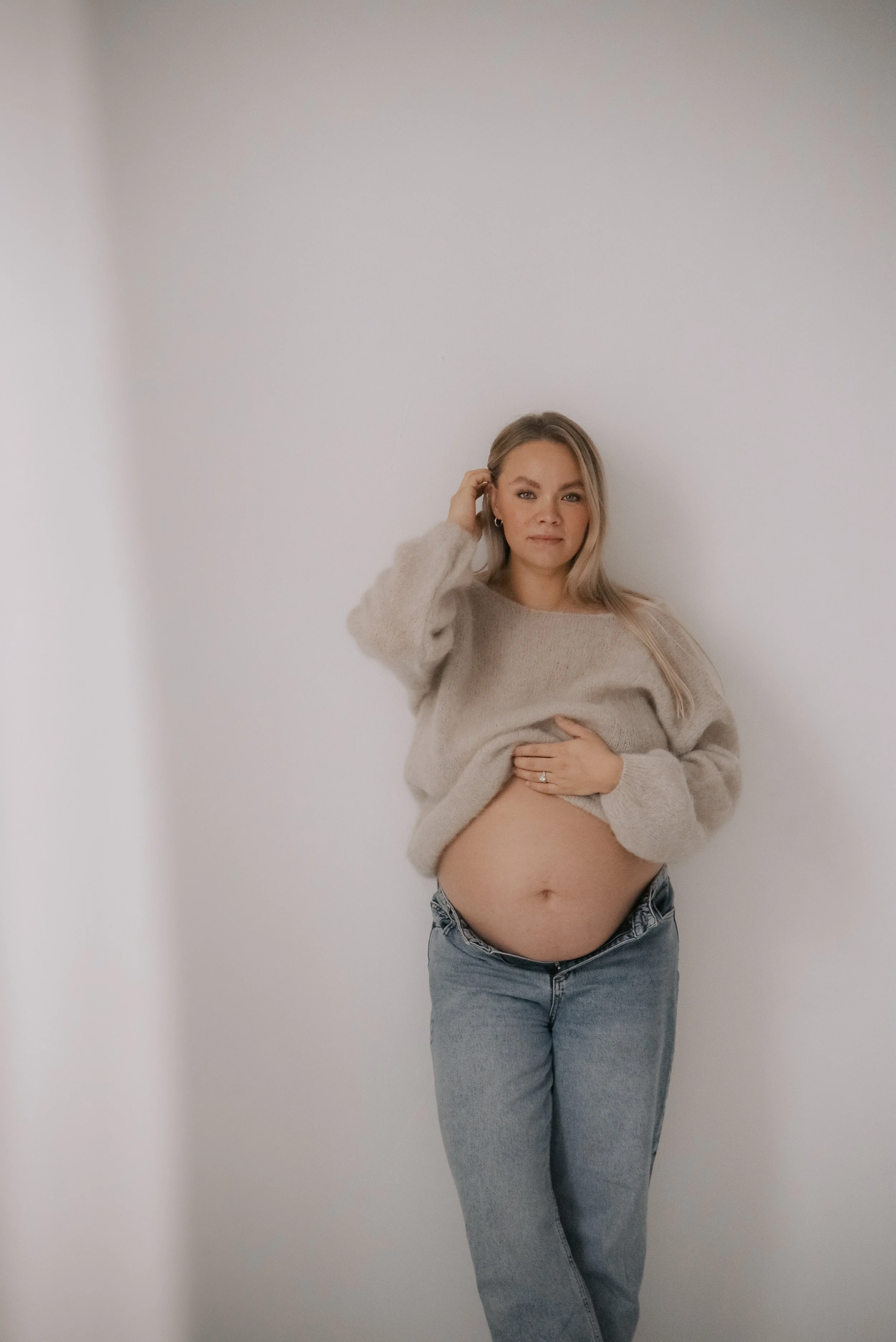 Odotusajankuvaus studiossa vanhalla tehdasalueella Klondyke-talossa Keravalla.