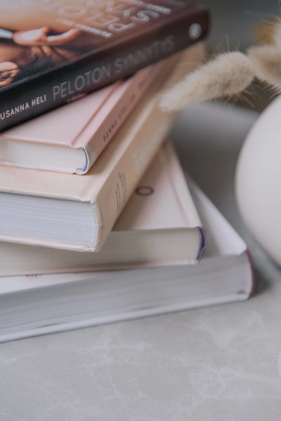 Vaalea ja harmoninen tuotekuva.