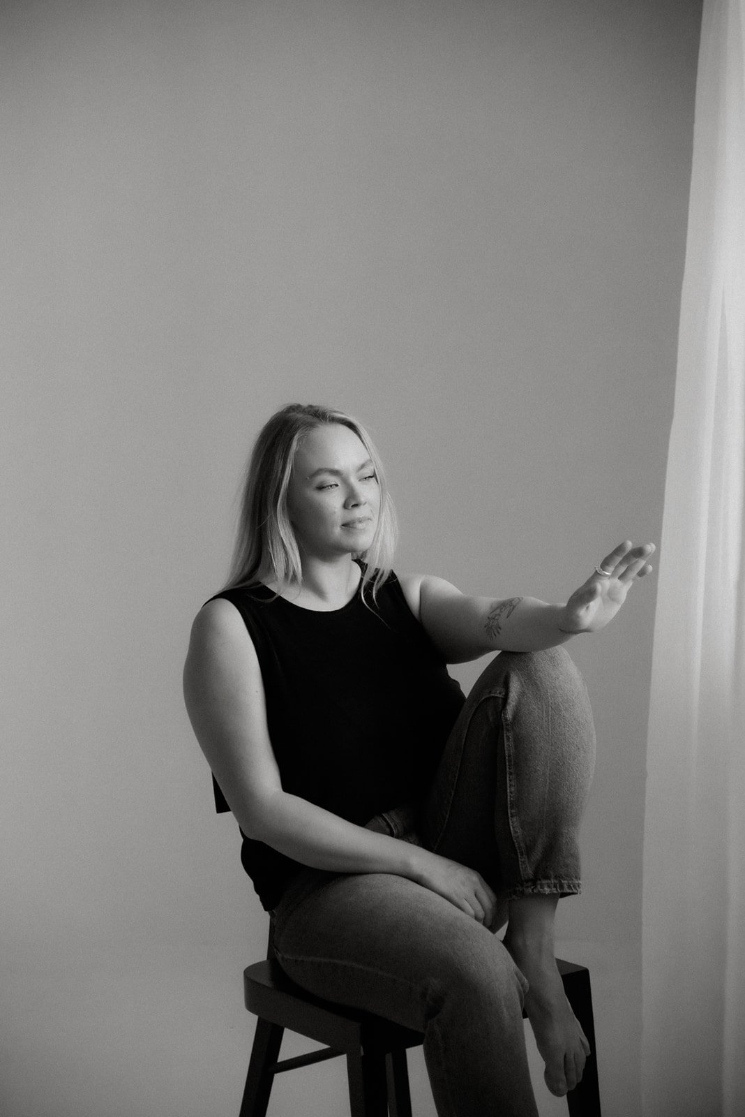 Henkilökuvaus studiolla. Mustavalkoinen kuva Jemilia Designin yrittäjästä.