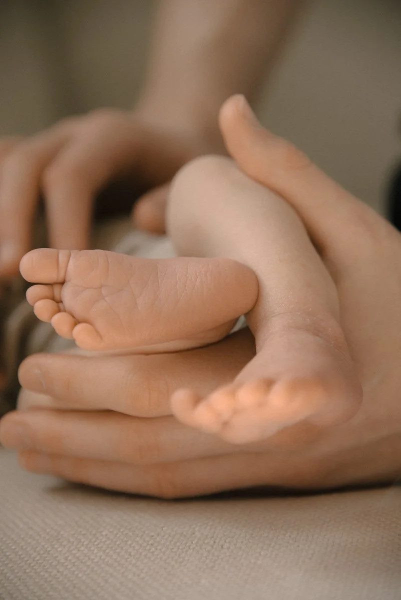 Pienet vauvan varpaat. Vauvakuvaus kotona.