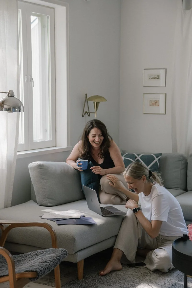 Neam Societyn brändikuvaus, naisyrittäjät tekevät rennosti töitä olohuoneessa.