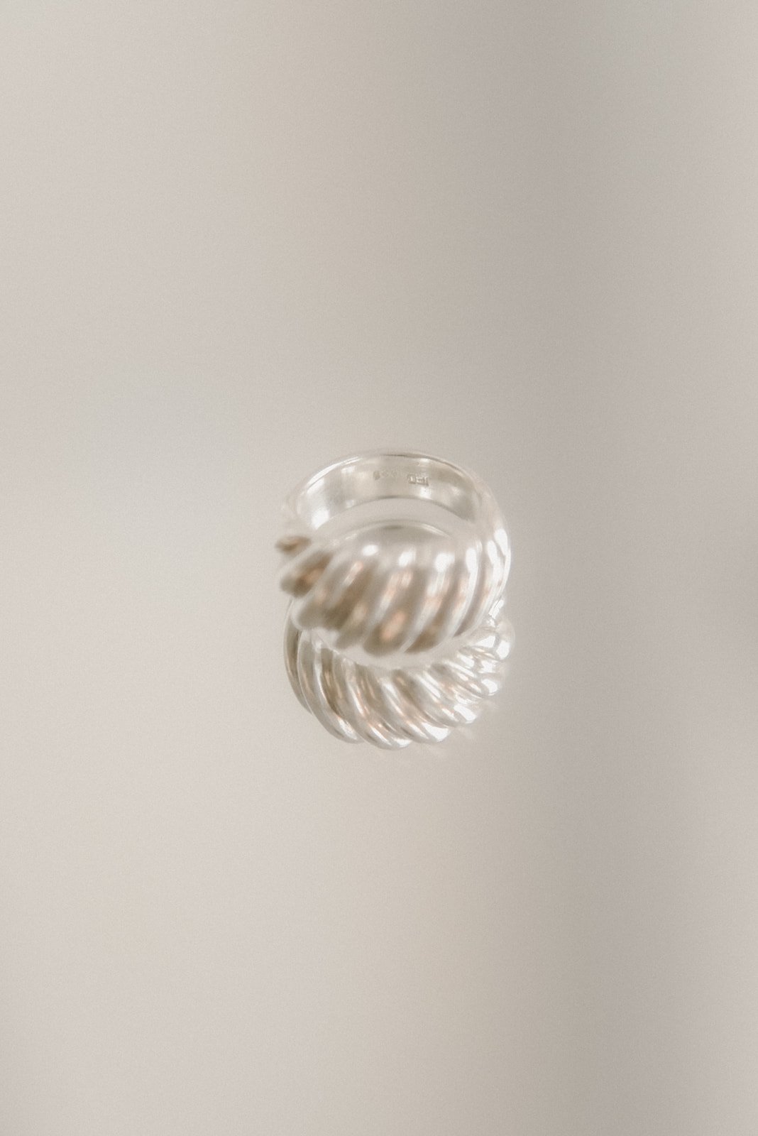 Tuotekuva kauniista hopeisesta sormuksesta.