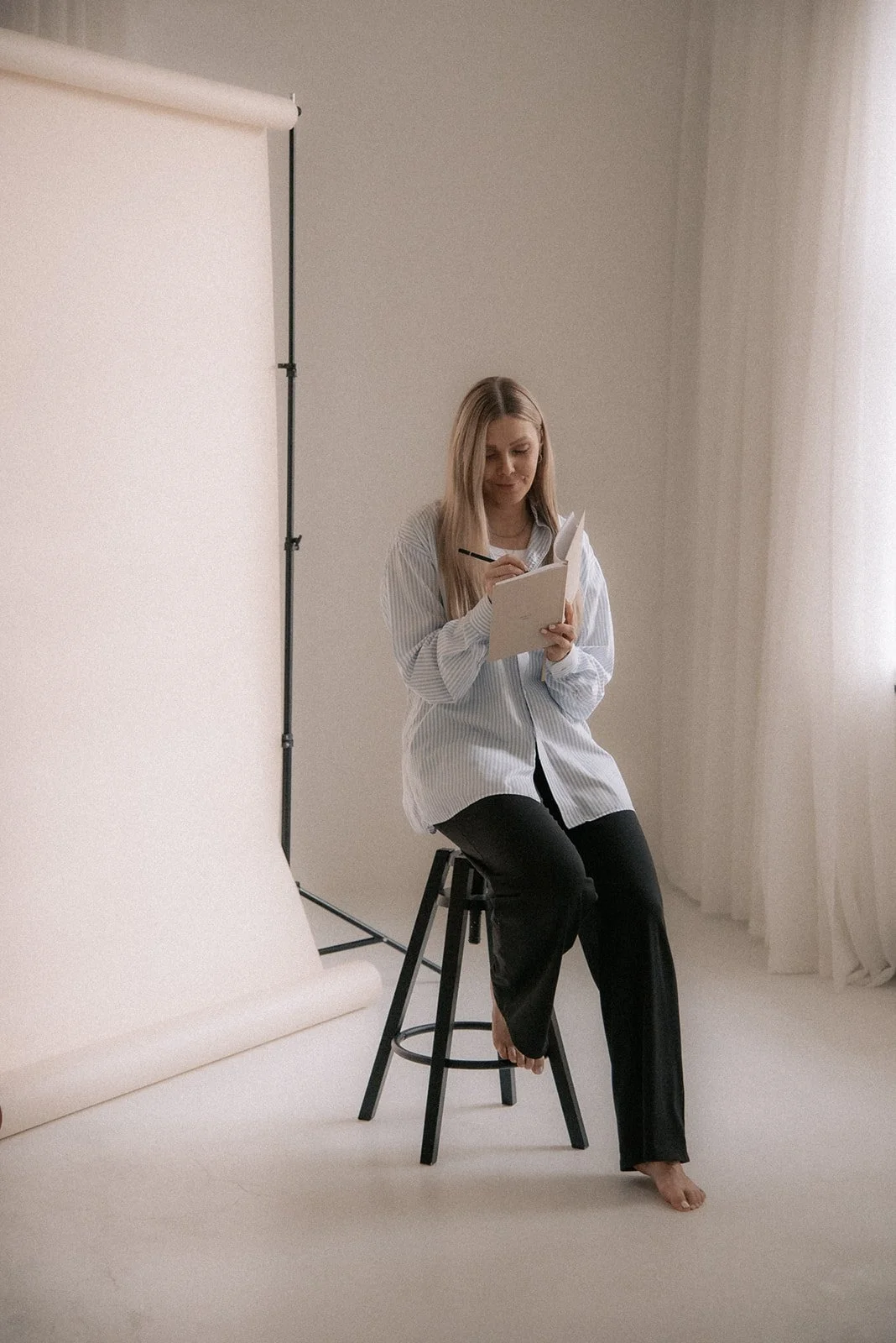 Yrittäjä Terhi Lahti kuvattavana valoisassa studiossa. Kuvannut brändikuvaaja Heidi Väisänen.