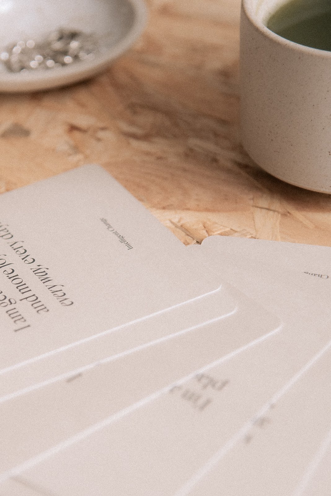 Heartiven brändikuvassa mietelausekortit aseteltuina kahvikupin viereen.