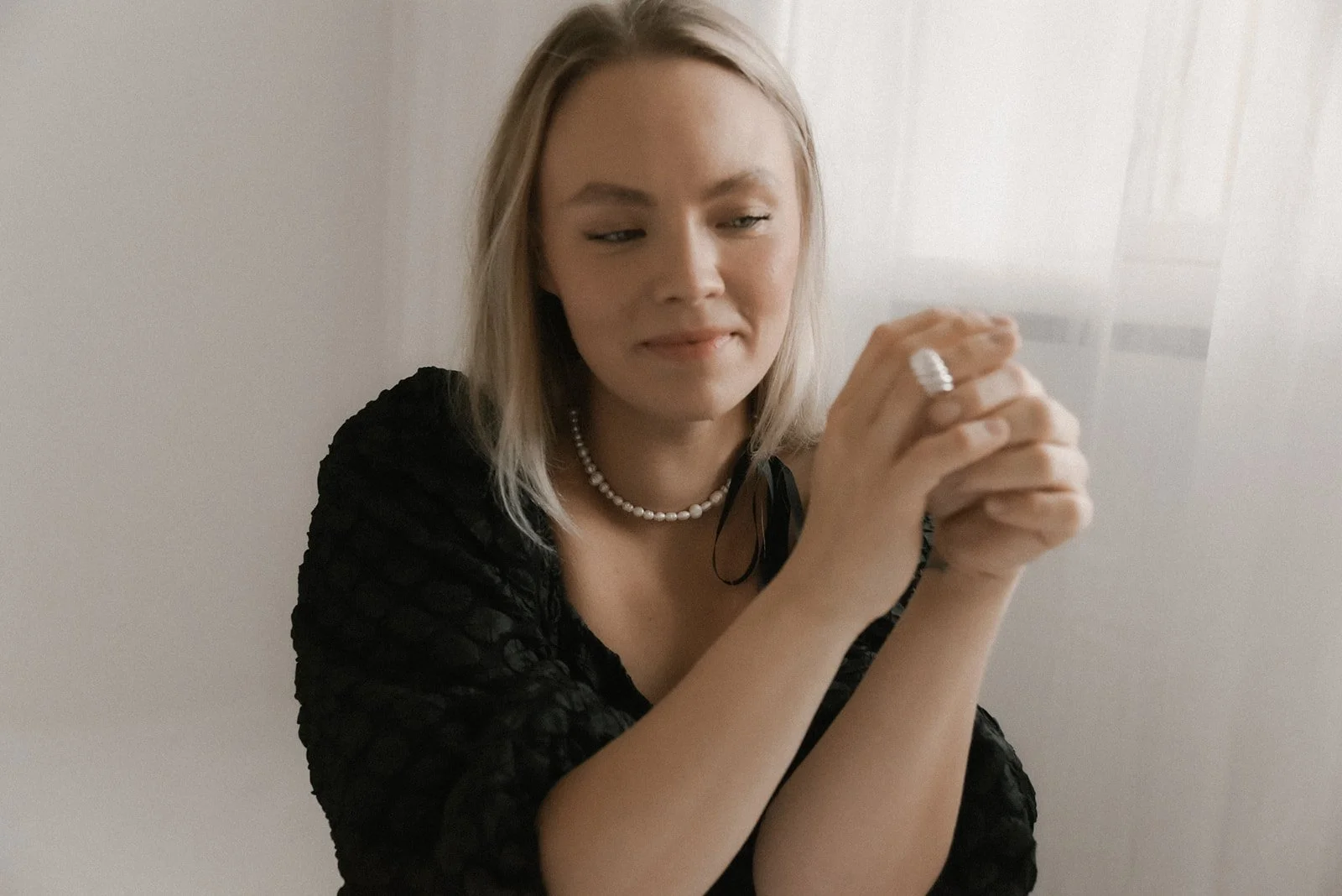 Koruyrittäjän brändikuvaus Heidi Väisäsen valoisassa studiossa.