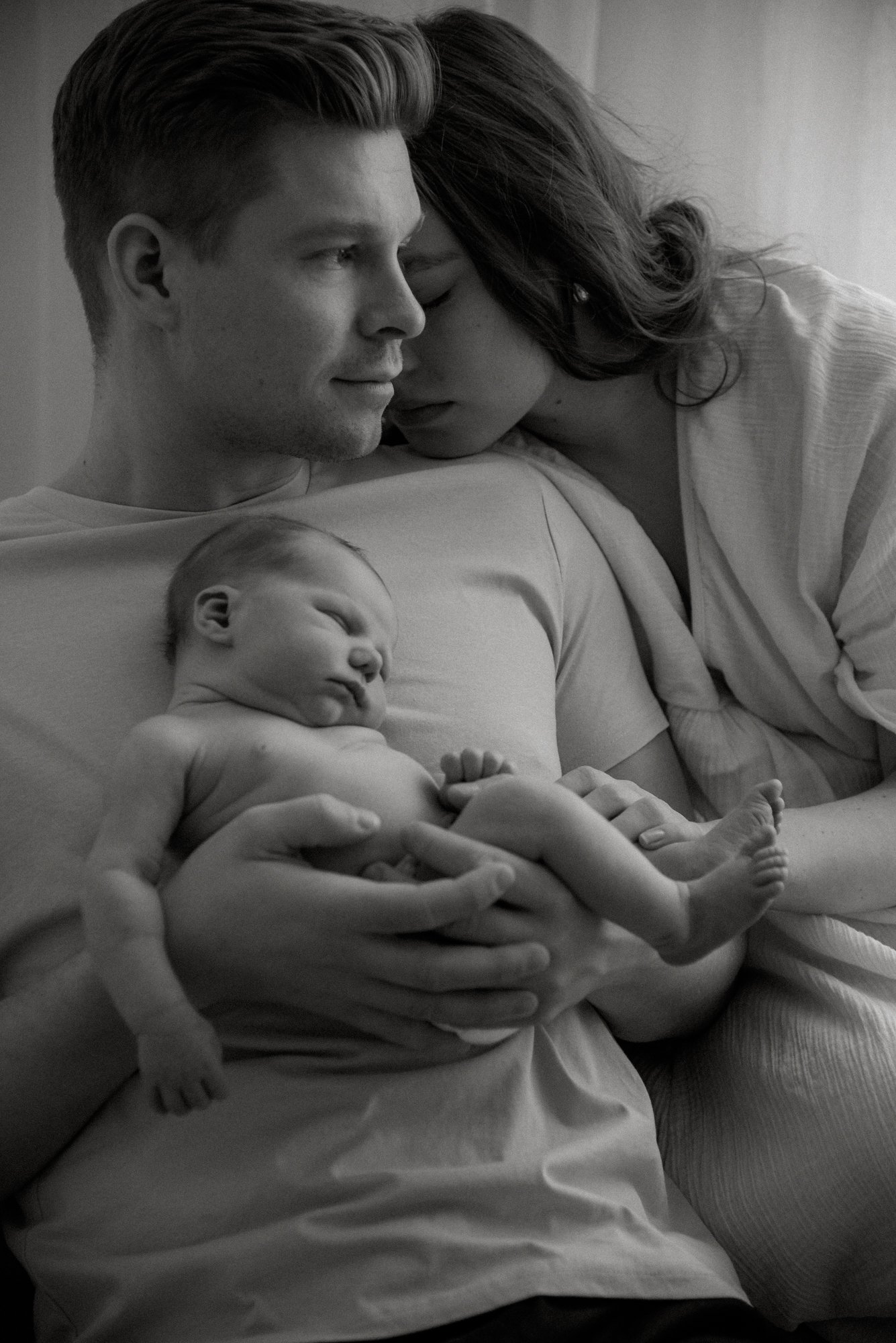 Vauvan ja vanhempien läheinen hetki. Vauvakuvaus Heidi Väisäsen studiolla Keravalla.