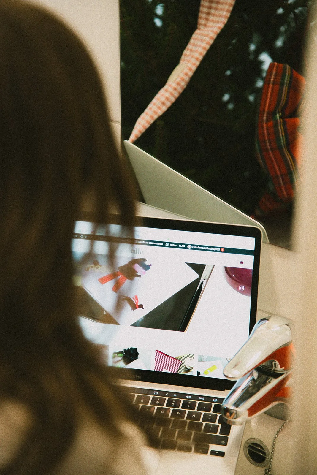 Edlan yrittäjä päivittää nettisivuja tietokoneella.