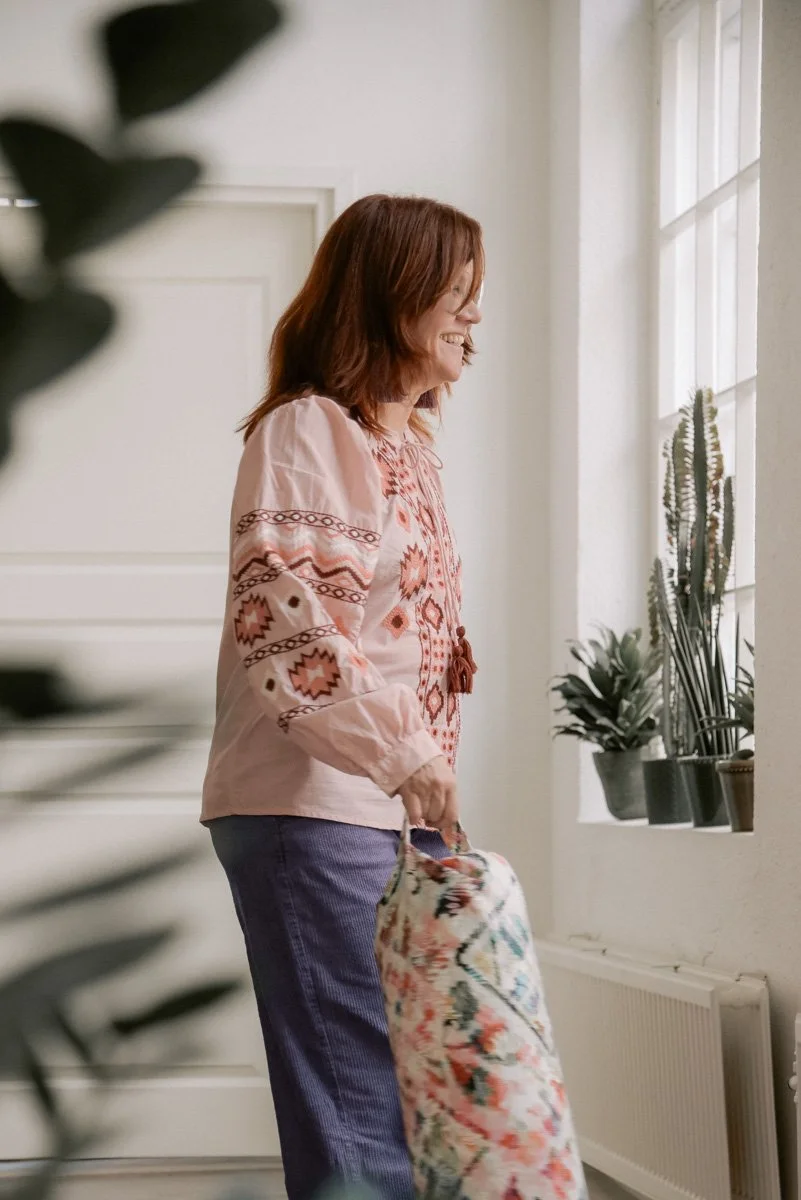 Henkilökuva yrittäjä Virve Taljavirtasta. Kuvannut brändikuvaaja Heidi Väisänen.