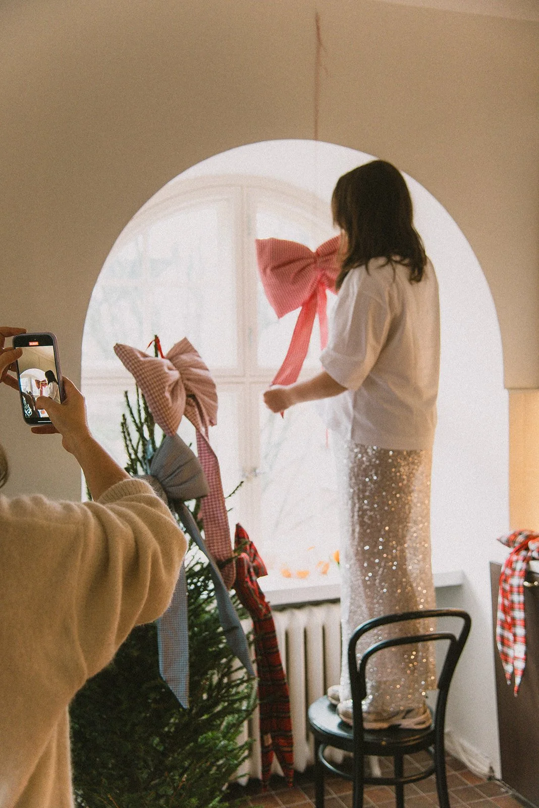 Edlan brändikuvaus käynnissä, yrittäjä kuvaa yrittäjää.