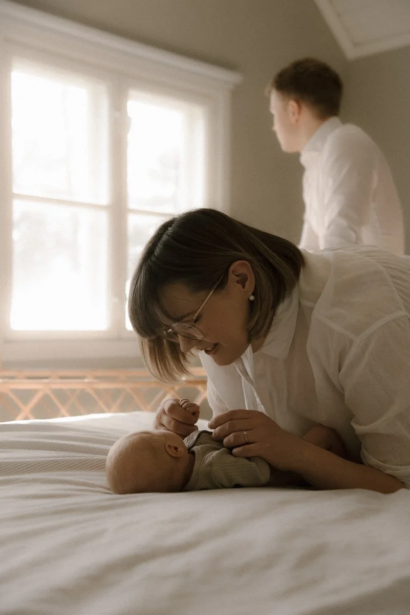 Heidi Väisänen kuvaa perhettä heidän kotonaan.