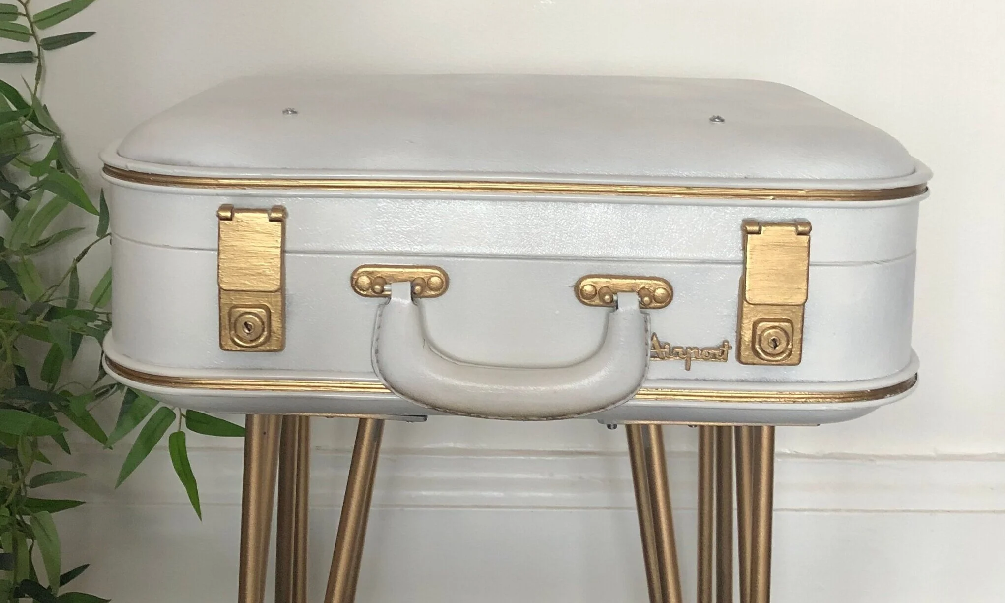 The screw heads from where the accessories bar is attached will be visible when the case is shut, however these can be easily disguised by painting over them in the same colour as your cases exterior.